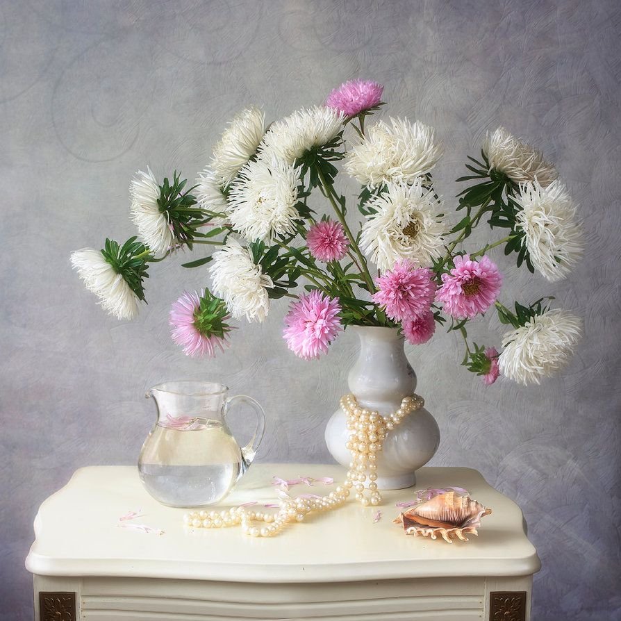 Астры в вазе