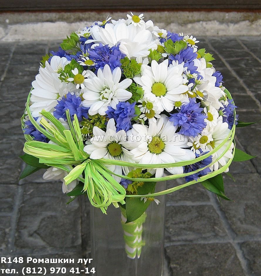 Букет из голубых хризантем