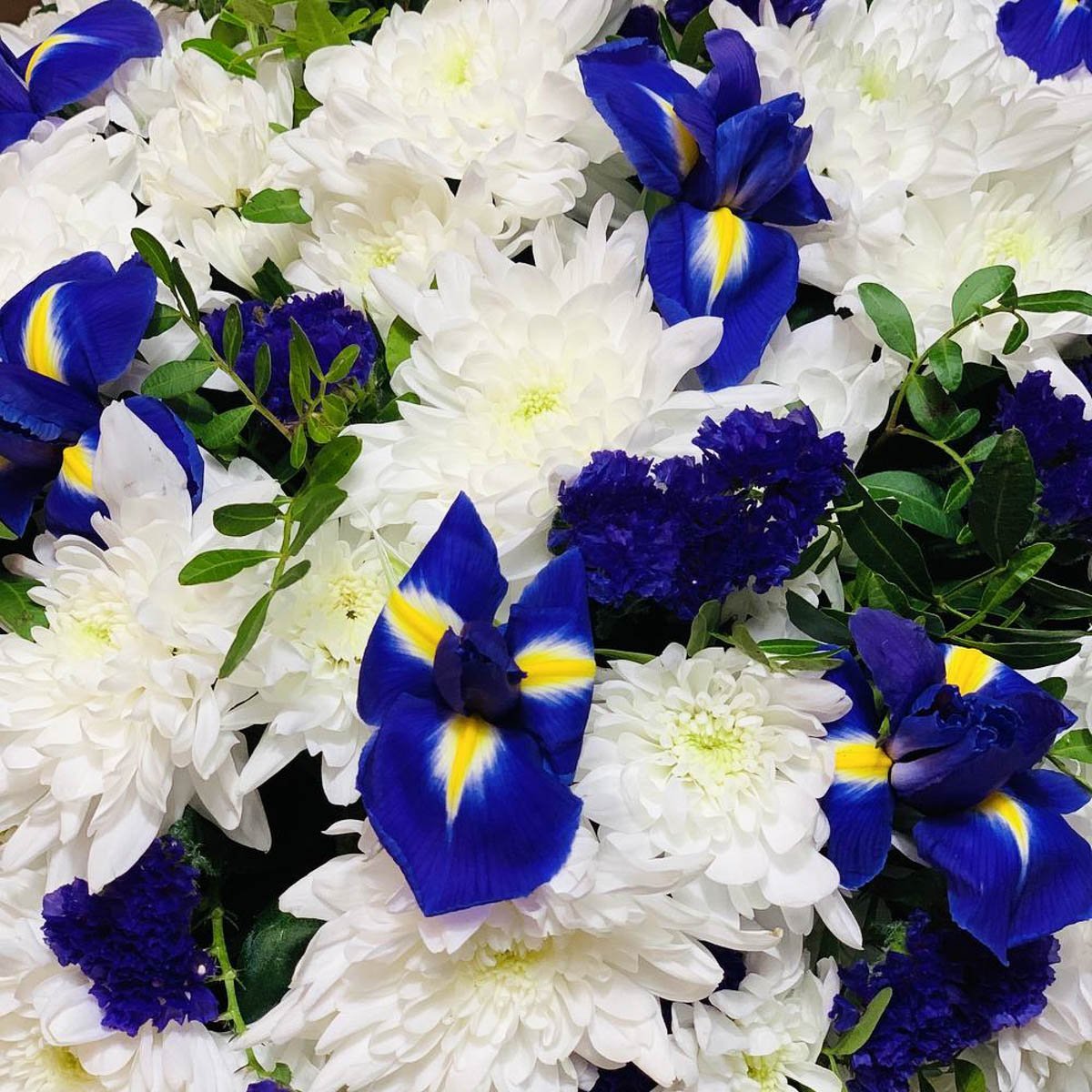 Букет с ирисами и хризантемами