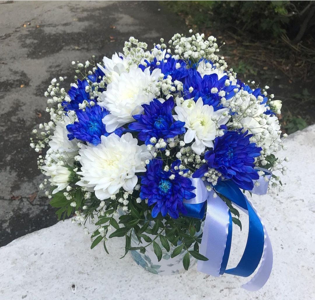 Сине белый букет хризантем
