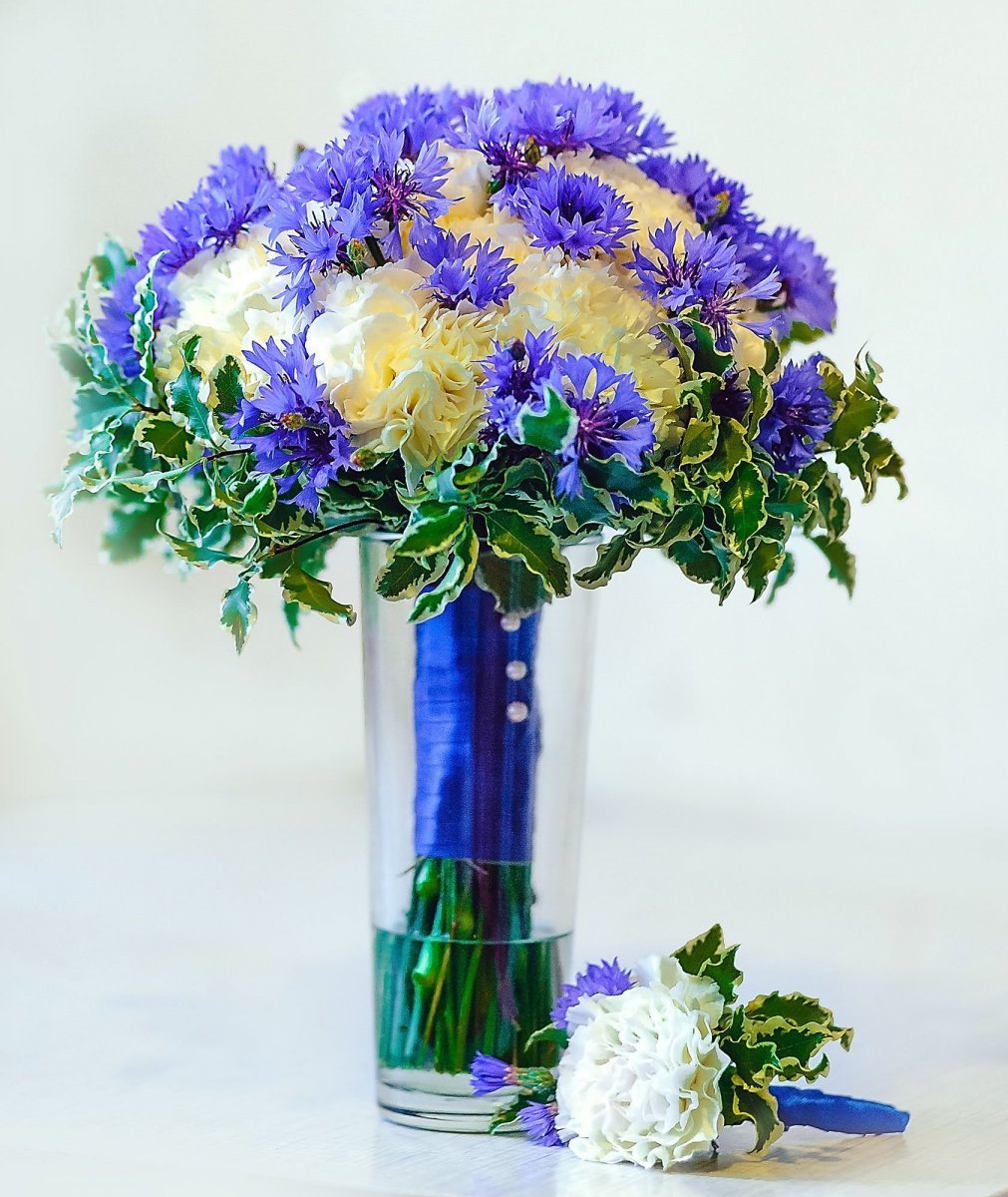 Свадебный букет из хризантем ромашек