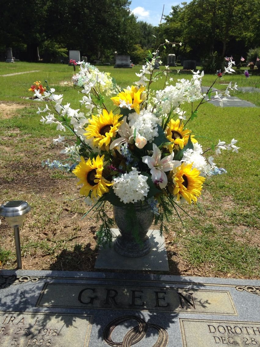 Композиции из искусственных цветов на кладбище