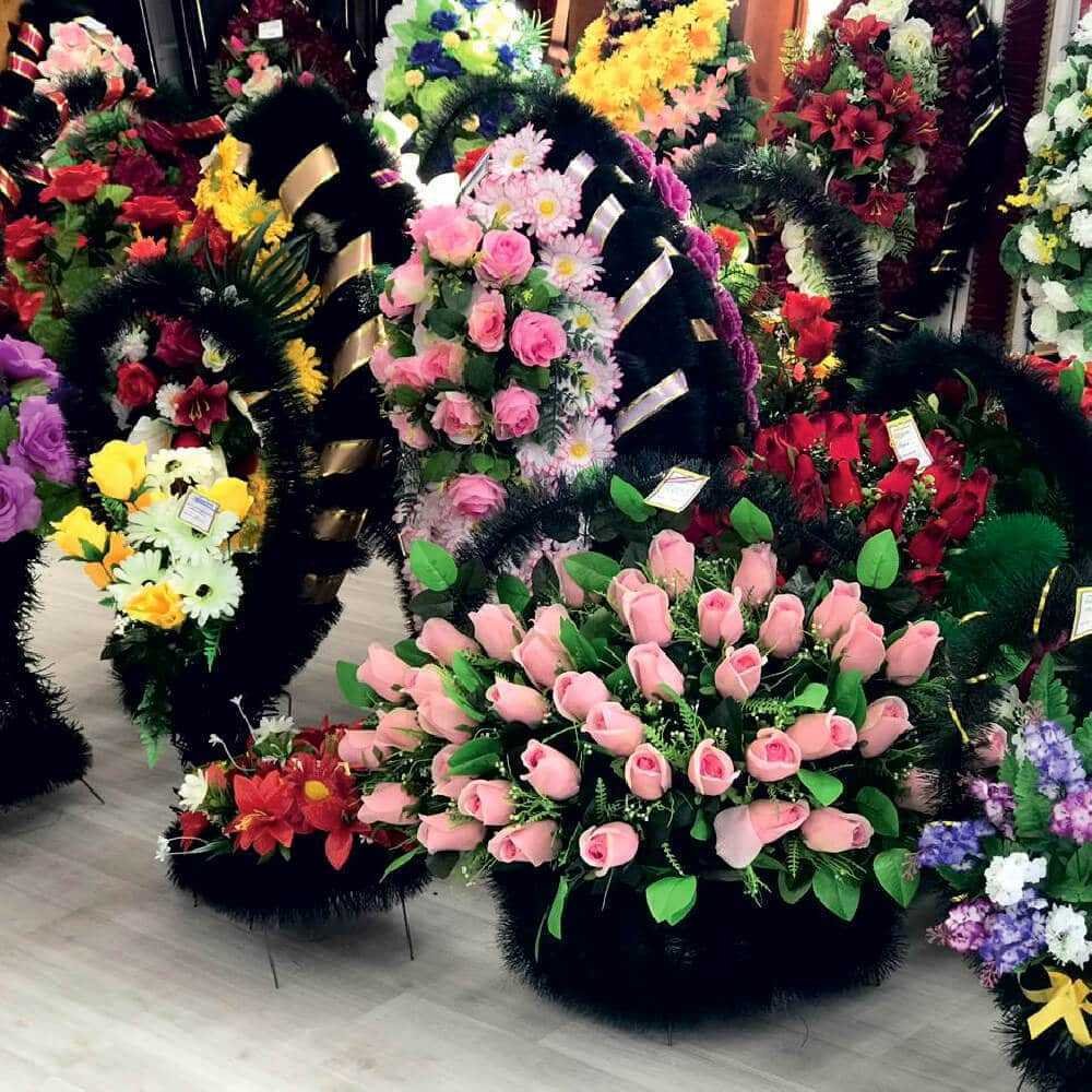 Корзины с искусственными цветами для кладбища