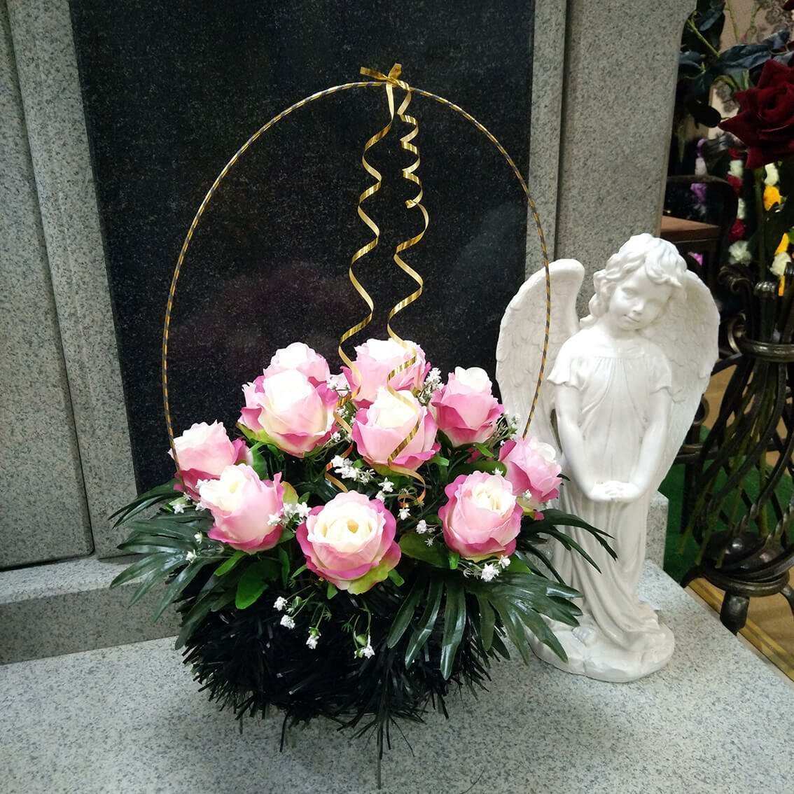 Букет цветов на кладбище