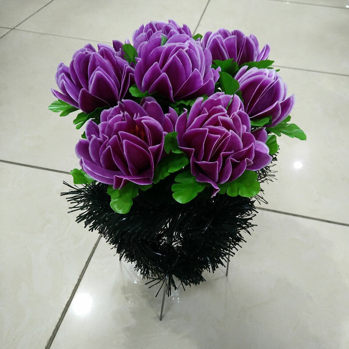 Украшение могилы искусственными цветами