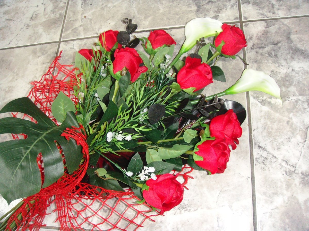 Букет роз на могилу