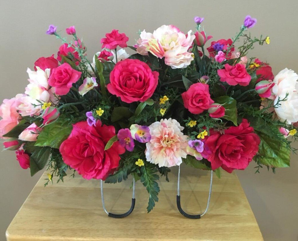 Композиции из искусственных цветов на кладбище