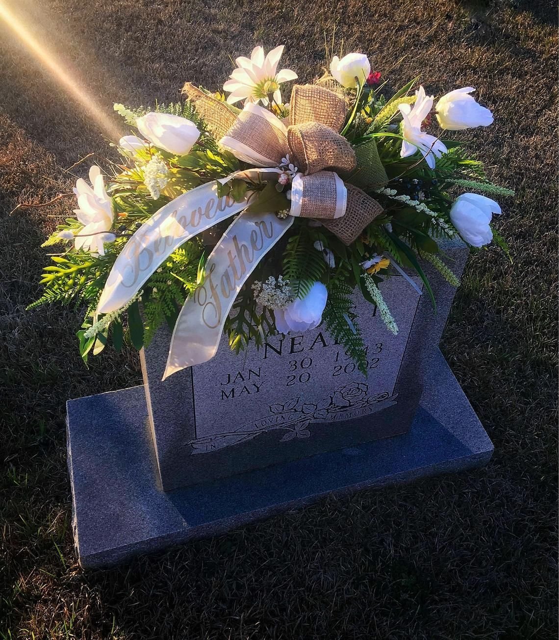 Корзина с цветами на кладбище