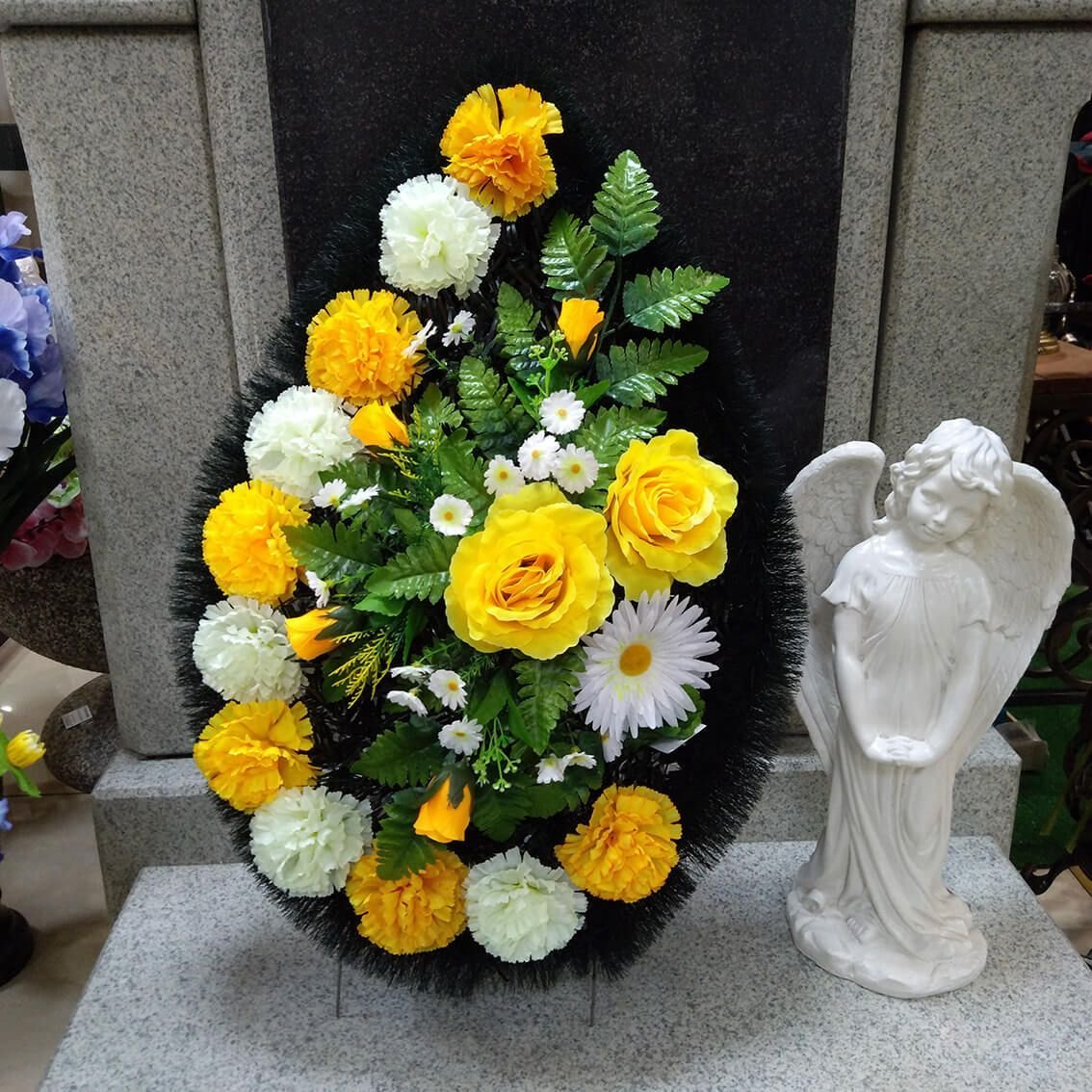 Искусственные цветы на кладбище