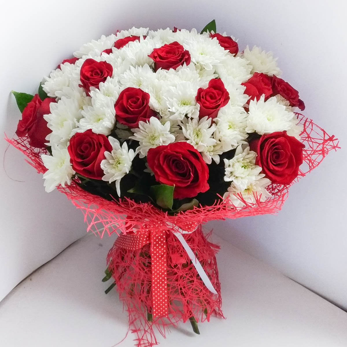 Букет из роз и хризантем