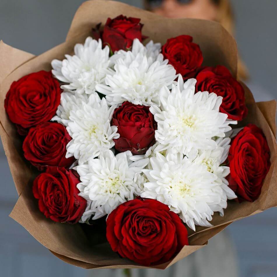 Букет из красных роз и белых хризантем