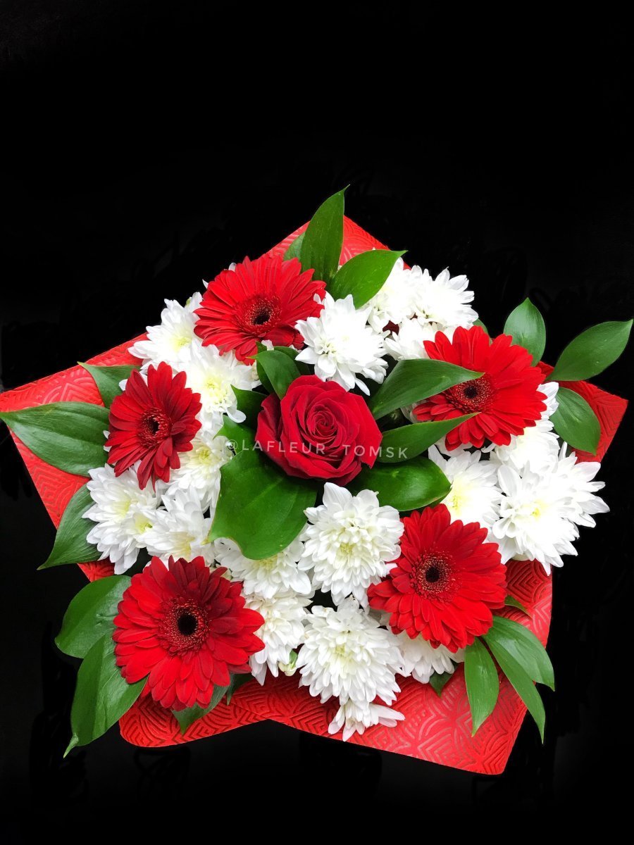 Букет из красных гербер и хризантем