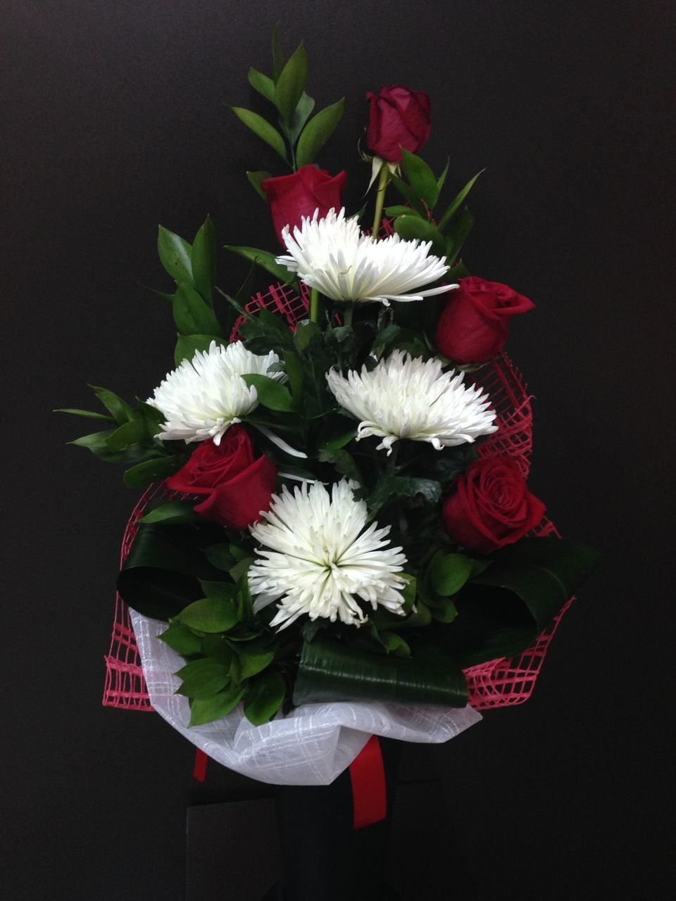 Букет с бордовой одноголовой хризантемой