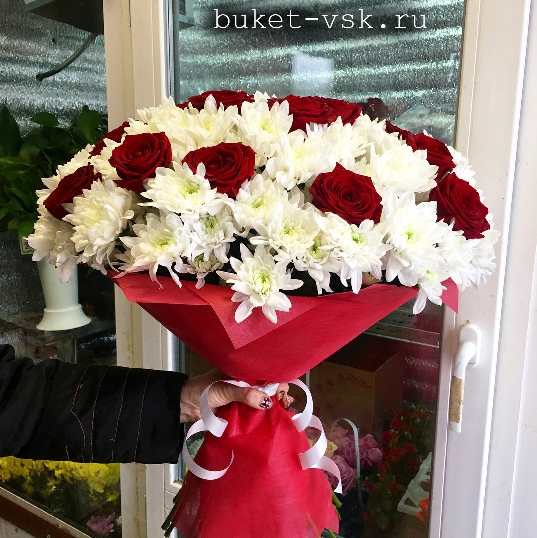Букет из красных роз и белых хризантем