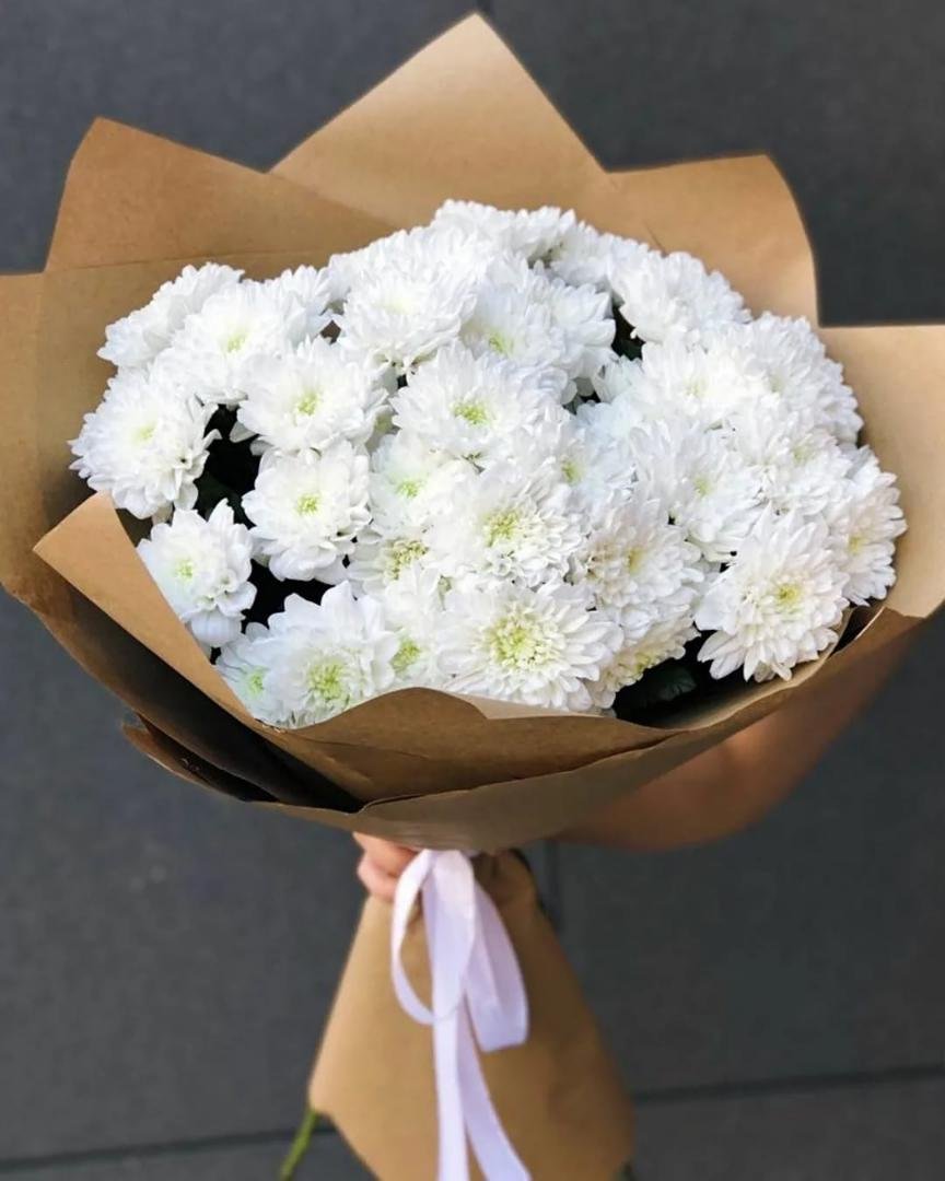 Свадебный букет из красных роз и хризантем