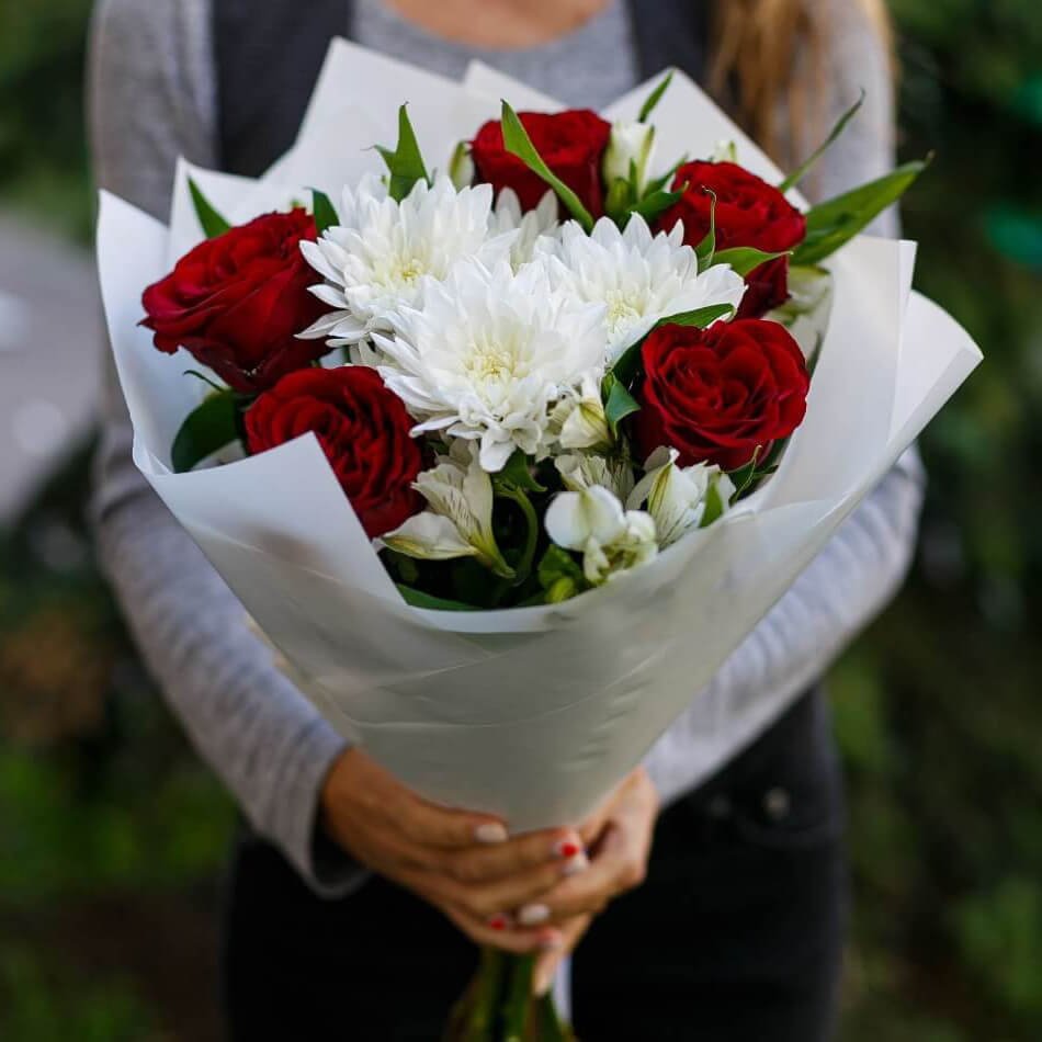 Букеты из роз и хризантем и альстромерии