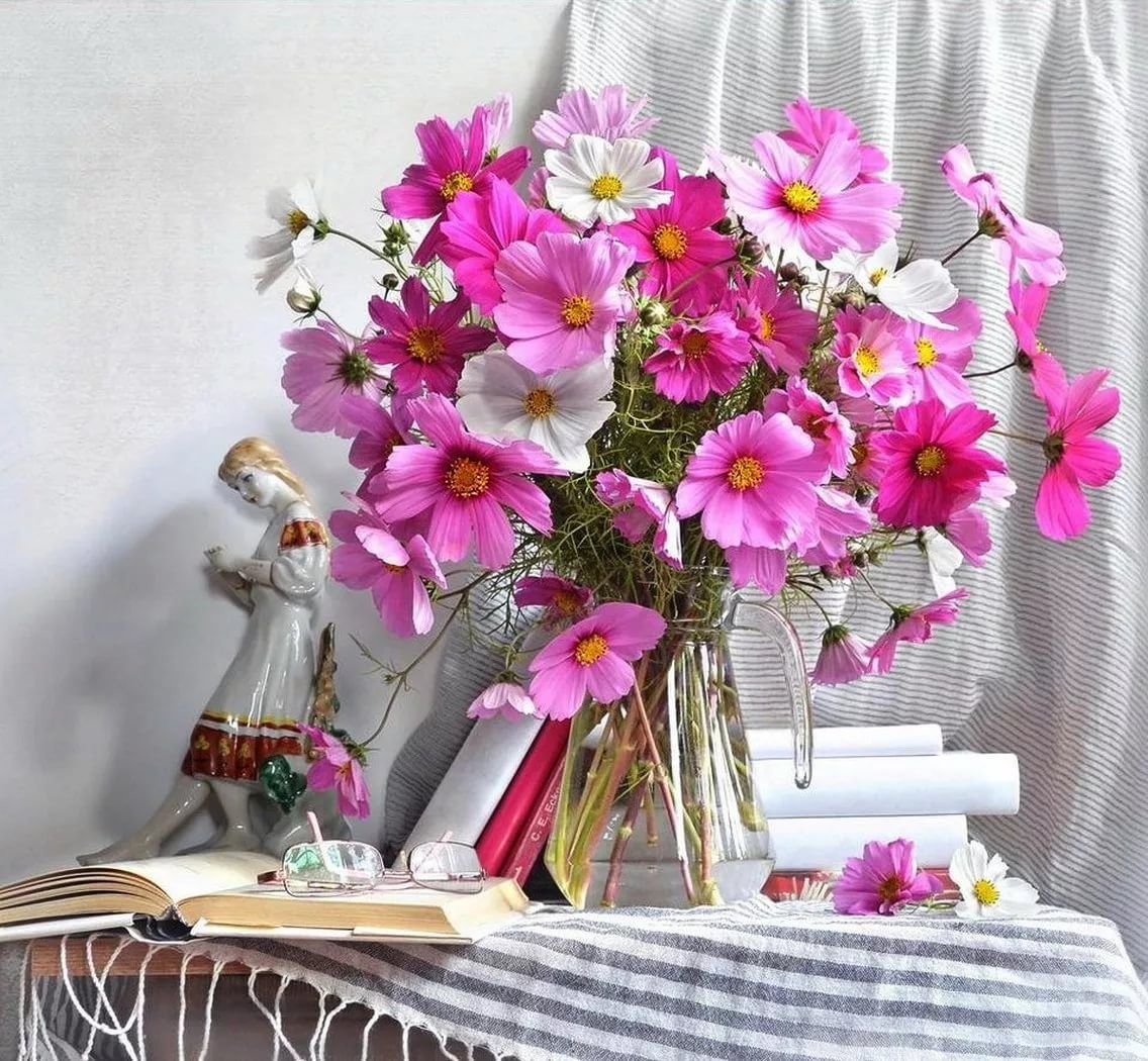 Цветы космея в вазе