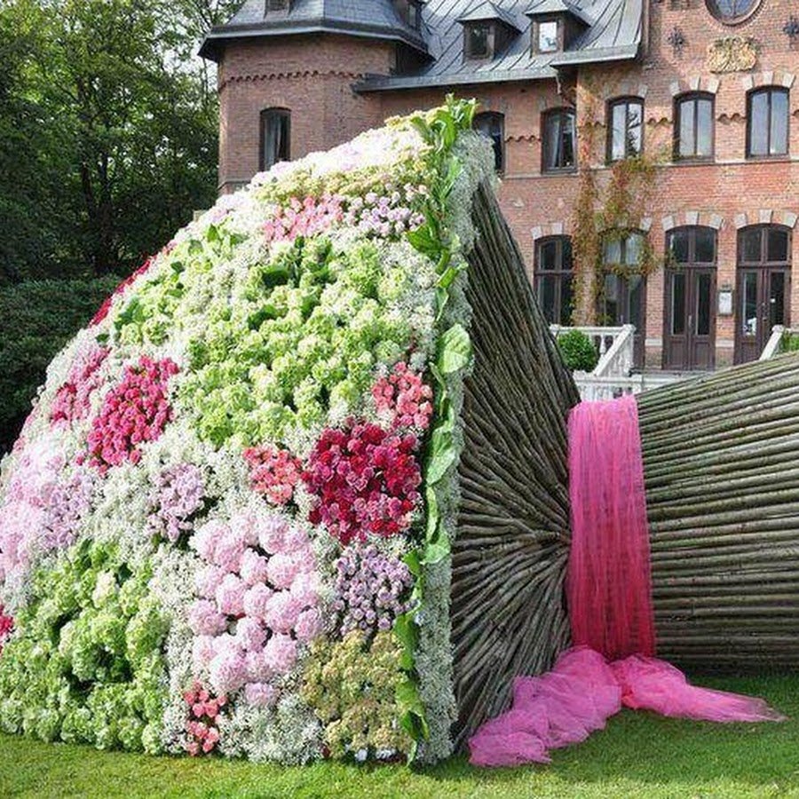 Огромный букет цветов в руках