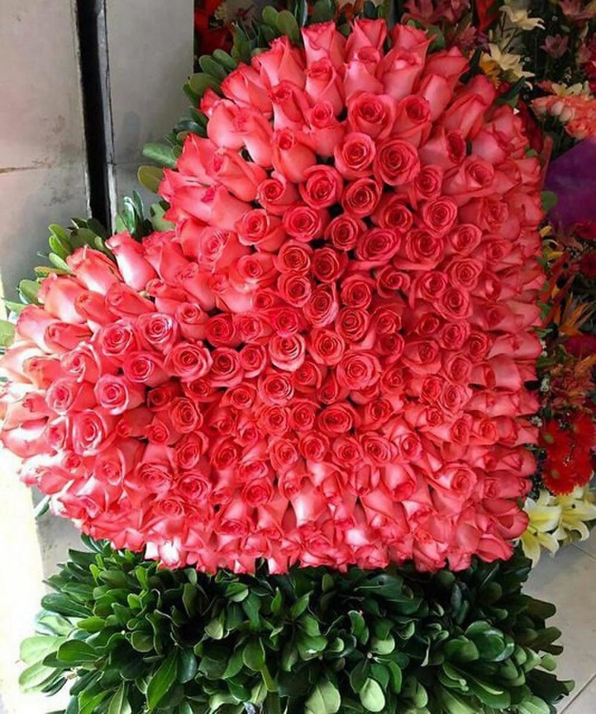 Девушка с огромным букетом цветов