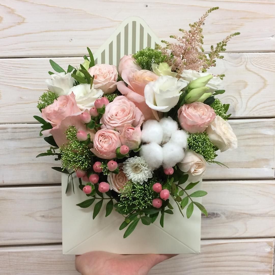 Композиция цветов с хлопком