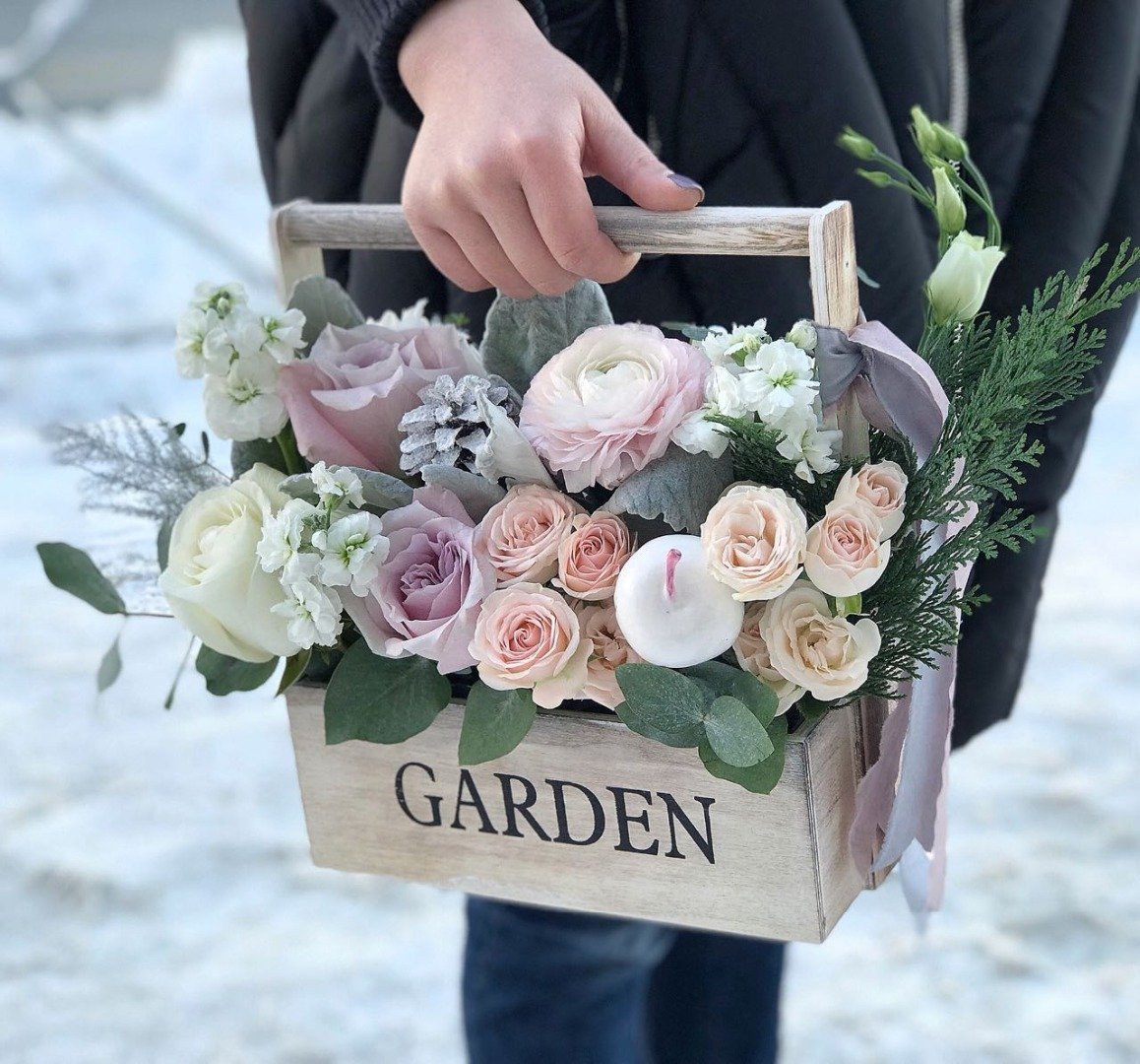 Букет в деревянном ящике