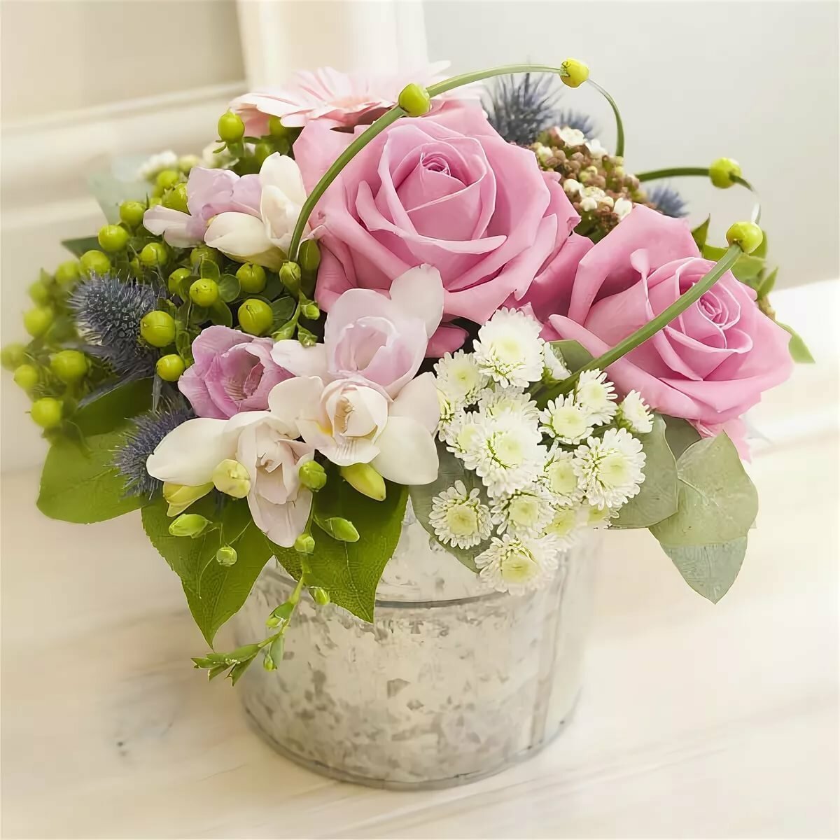 Композиции из цветов в ведре