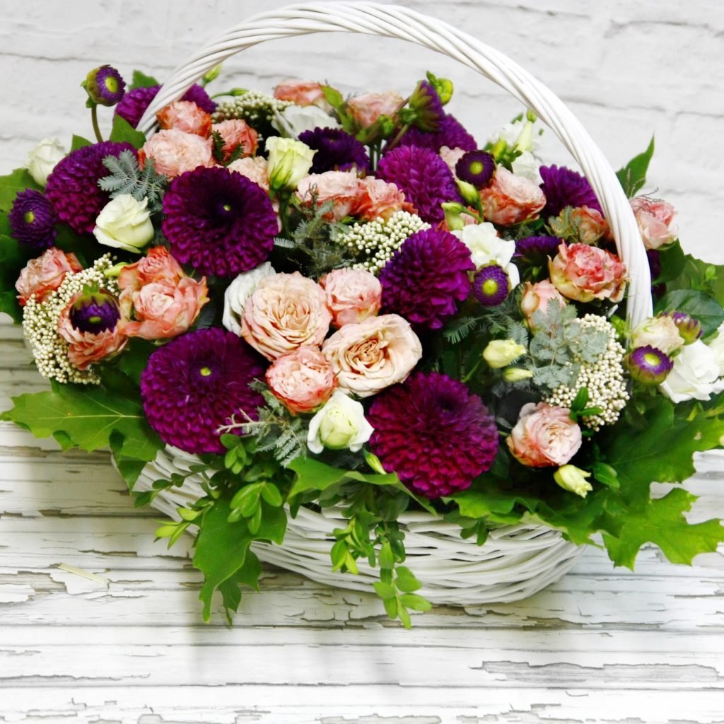 Георгины в букетах с хризантемой и розой