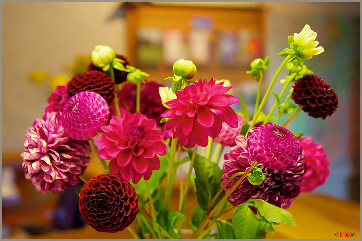 Букет из малиновых георгинов