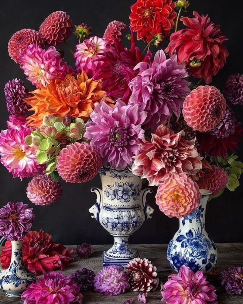 Композиция из георгинов и других цветов