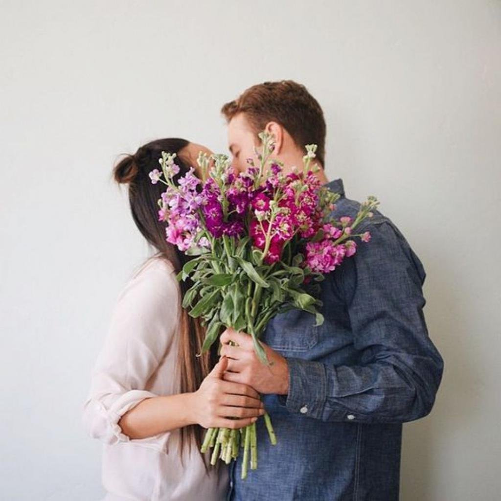 Мужчина дарит цветы