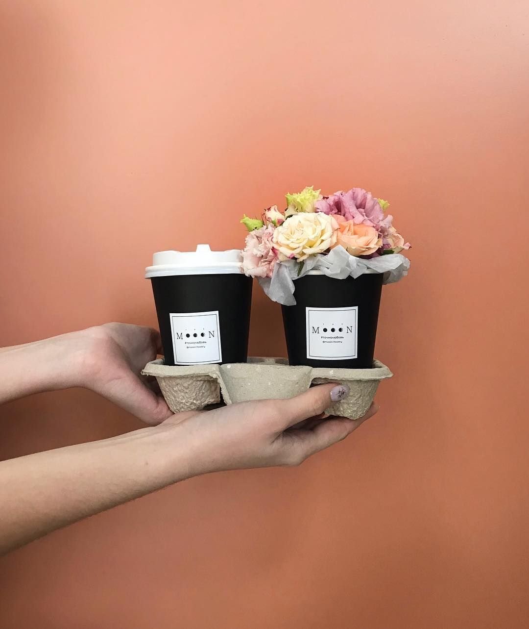 Цветы в кофейном стакане