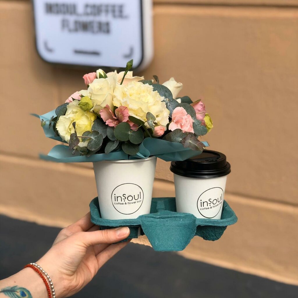 Композиции в стаканчиках с живыми цветами