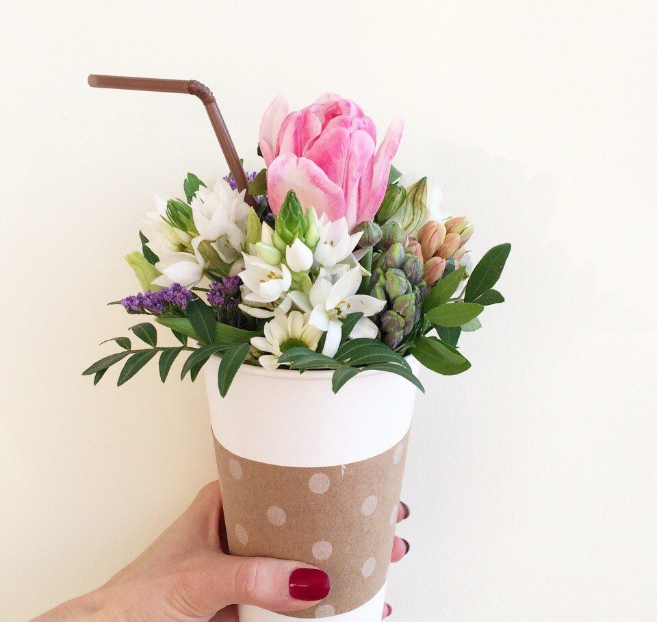 Цветочная композиция в стакане