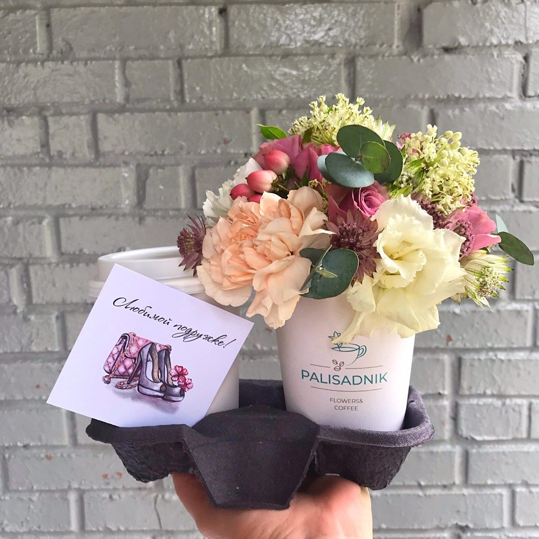 Кофе и цветы в стаканчике