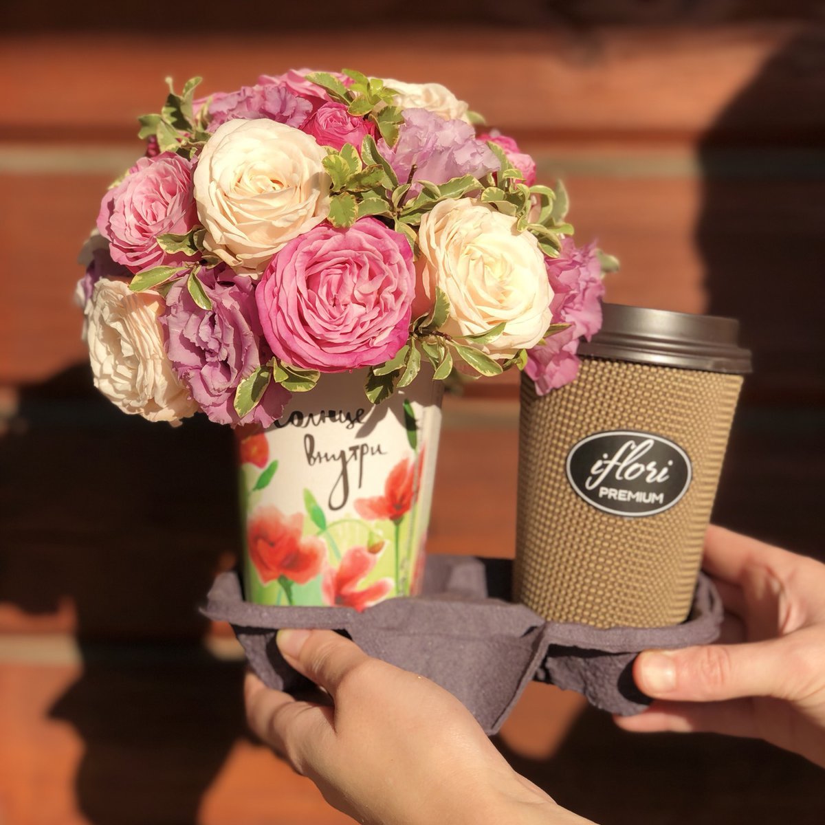 Композиция в стаканчике из цветов