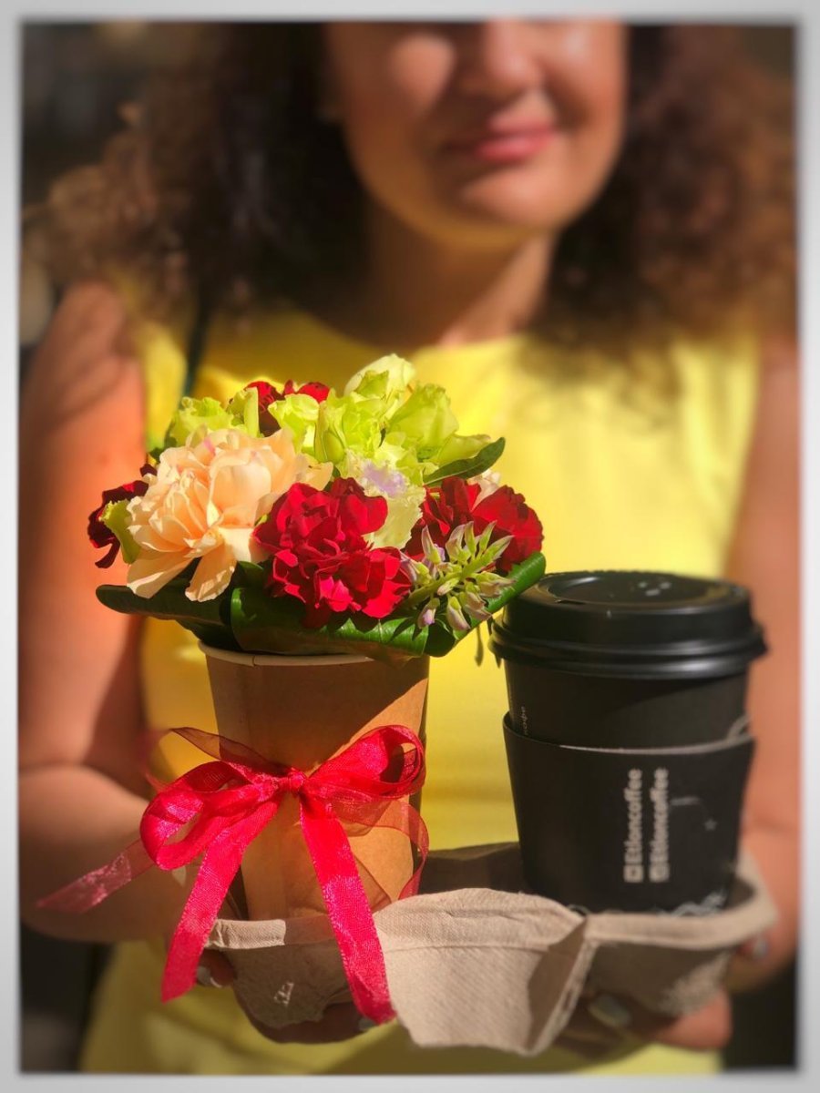 Цветы в кофейном стаканчике