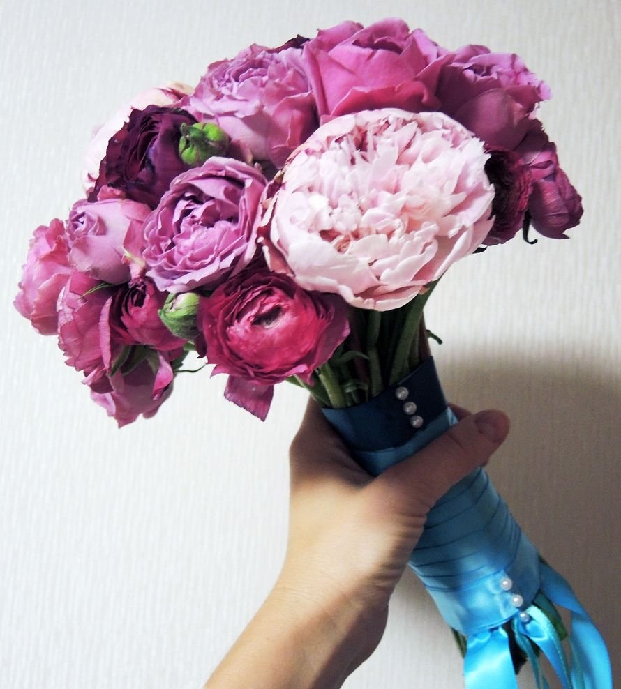 Девушка с букетом пионов