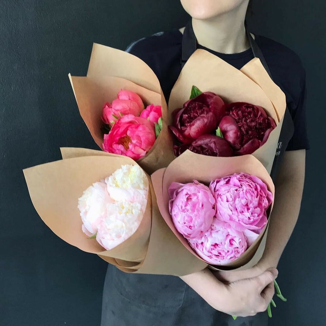 Букет пионов в руках