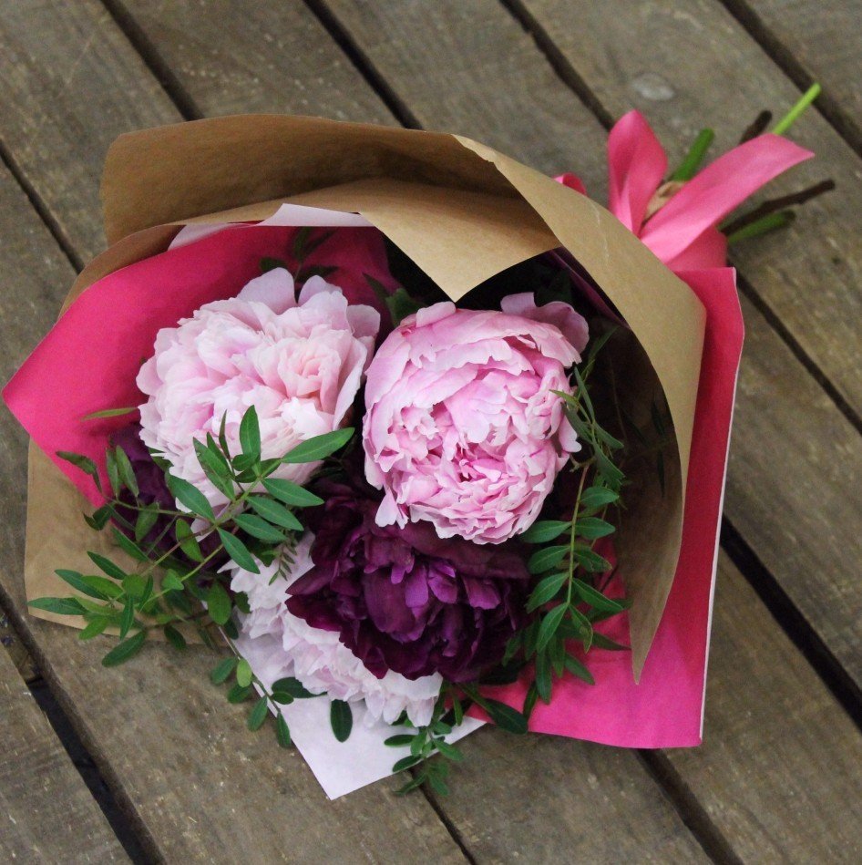 Девушка с букетом пионов