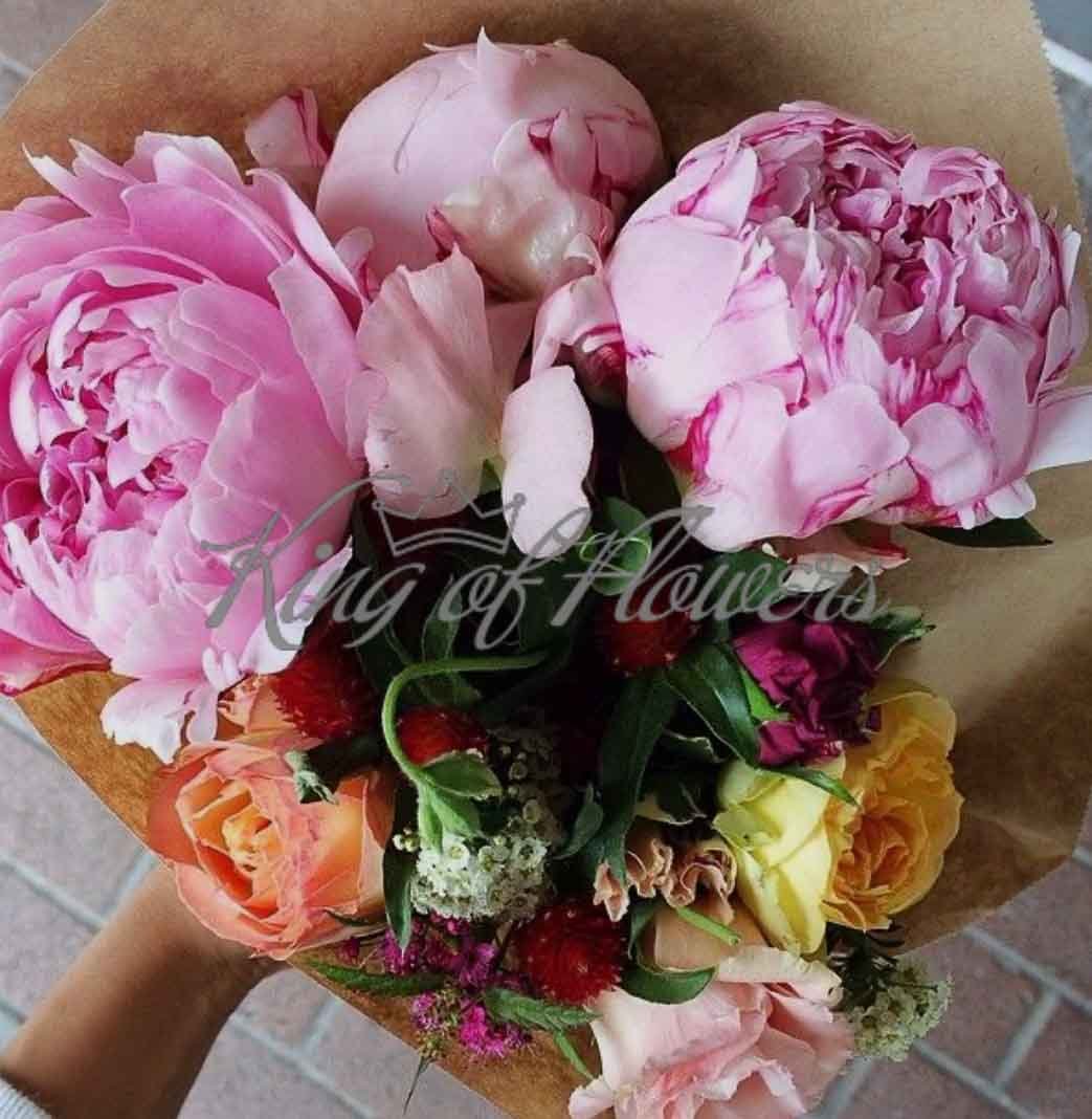 Девушка с букетом пионов