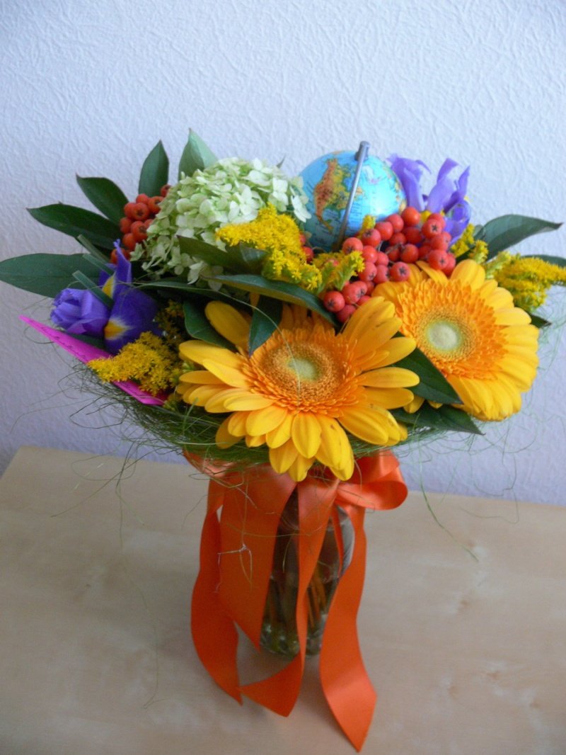 Букет из конфет и цветов для воспитателя детского сада