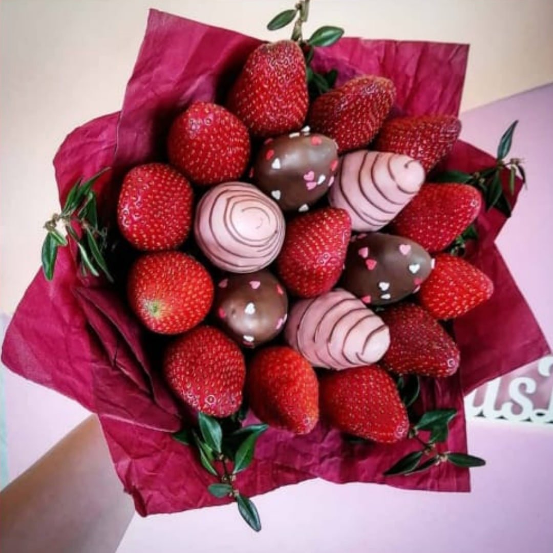 Букет из клубники и цветов