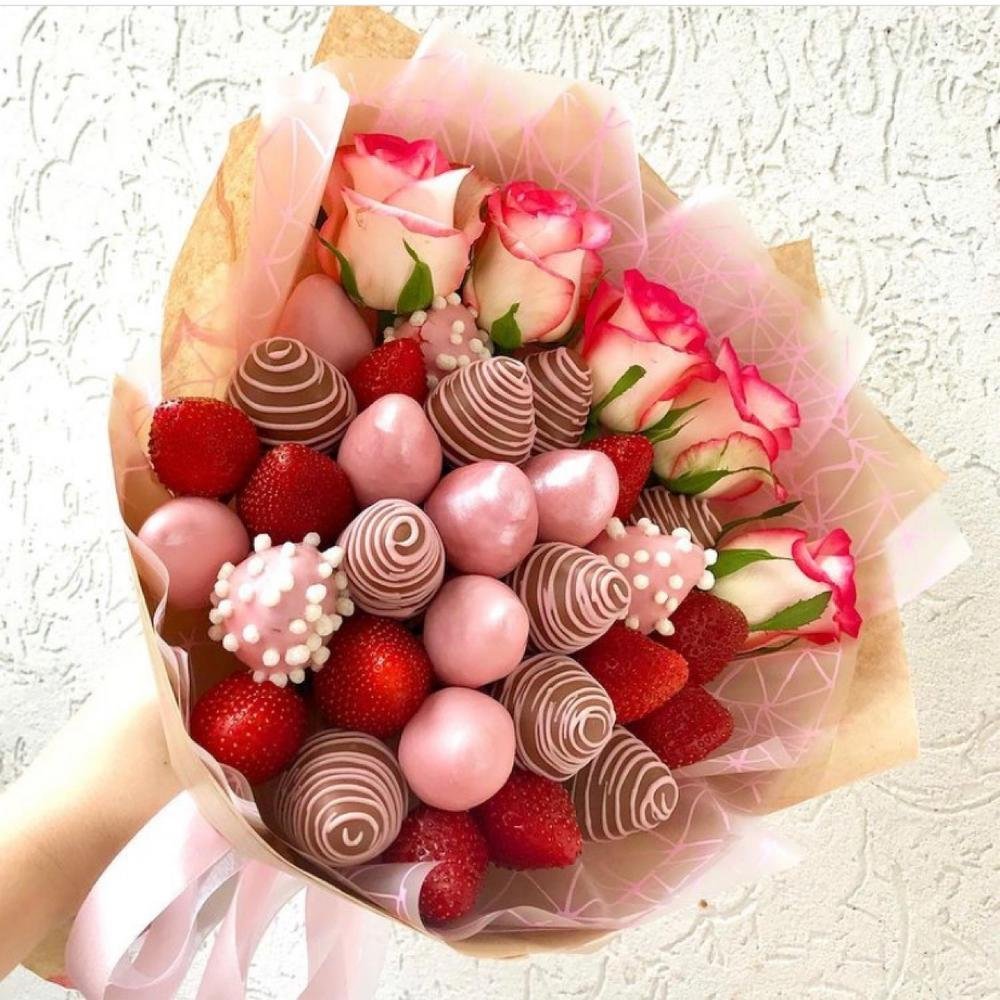 Букеты с клубникой в шоколаде и цветами домашних