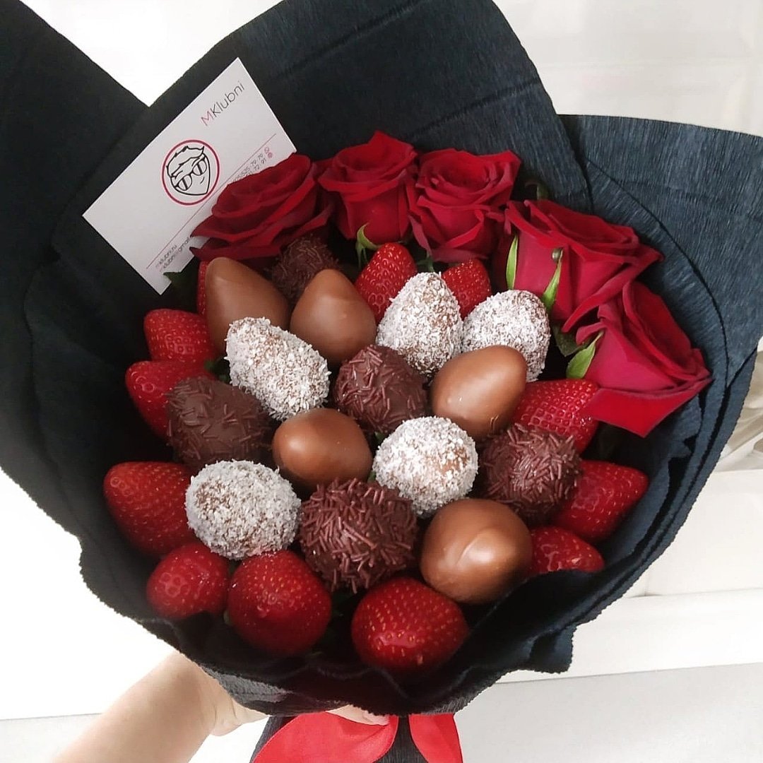 Букет с клубникой в шоколаде 12 шт