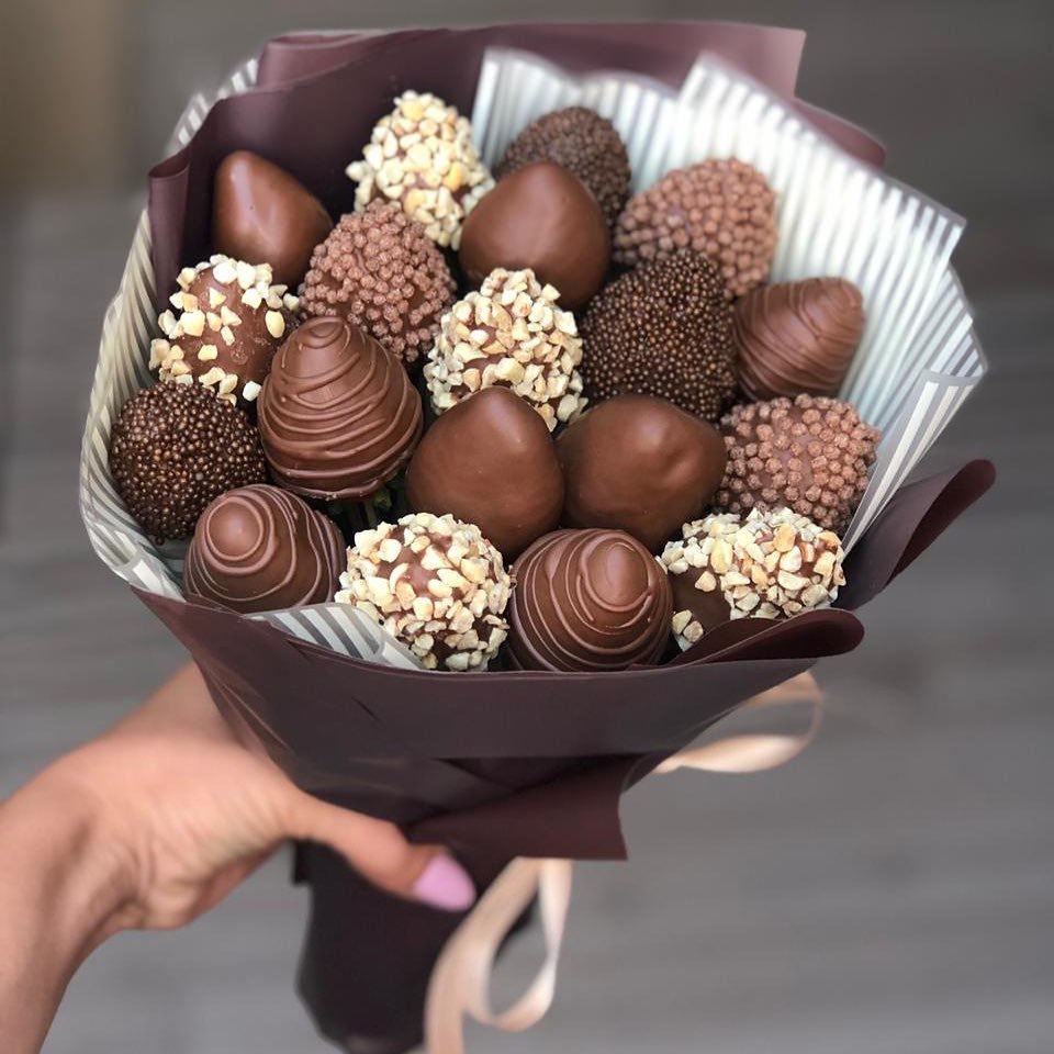 Девушка с шоколадным букетом