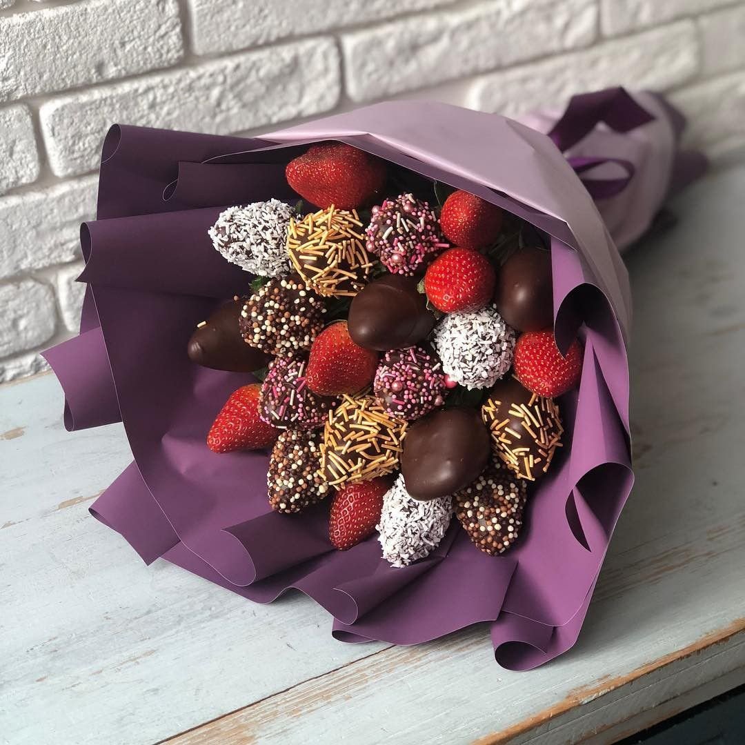 Клубника в шоколаде маленький букет