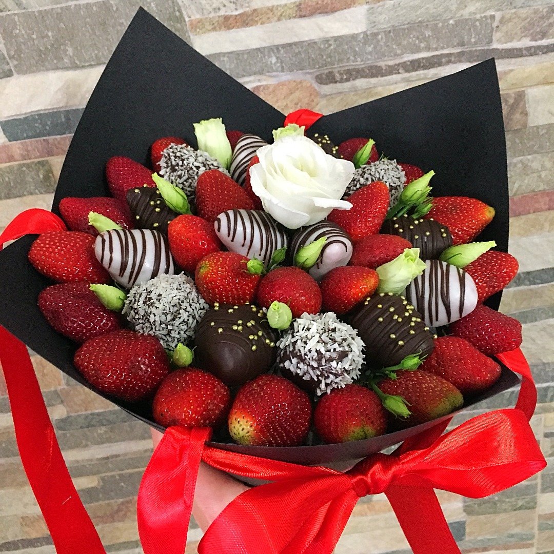 Новогодний букет из клубники в шоколаде