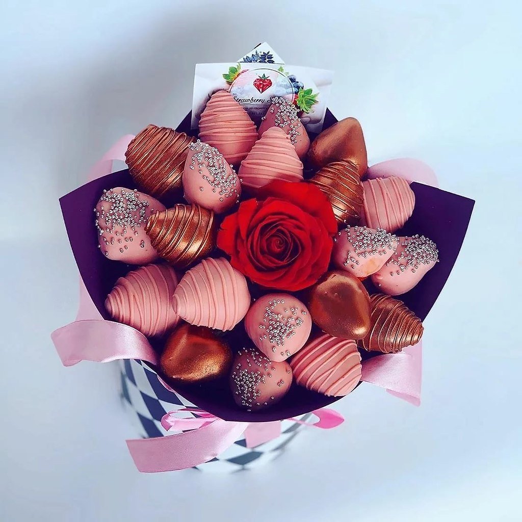 Клубника в шоколаде в коробочке