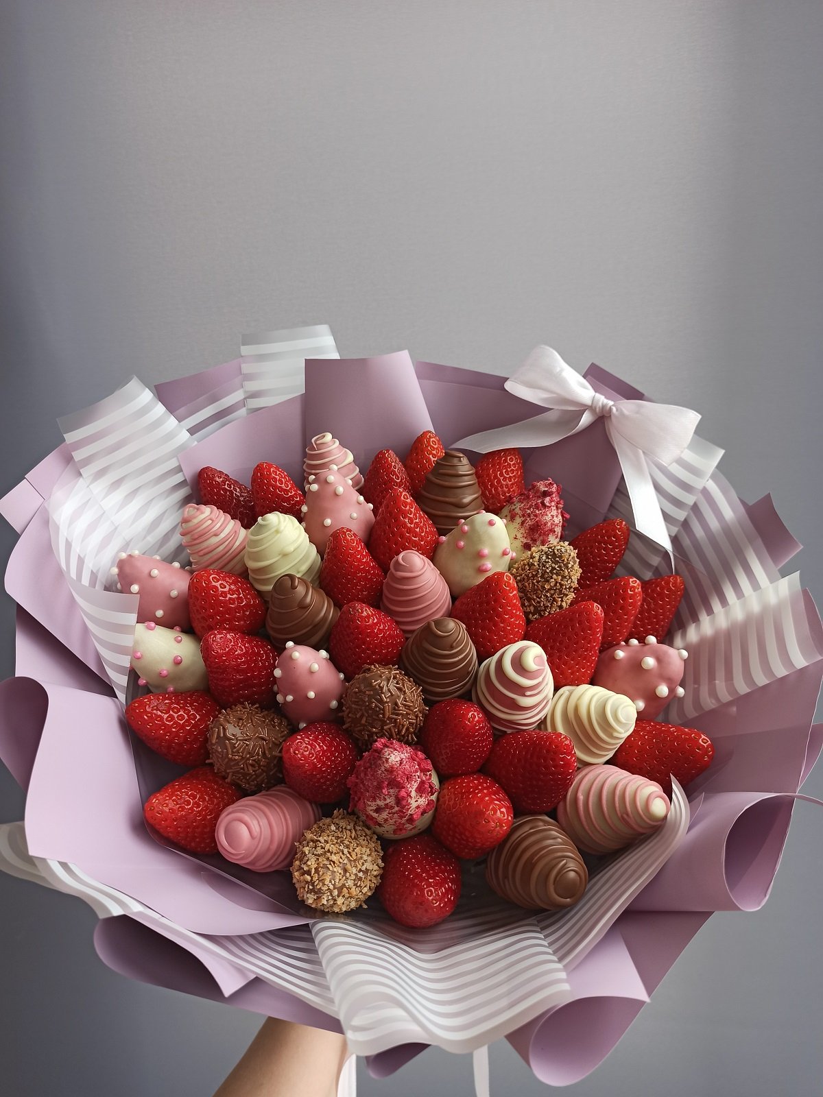 Сладкий букет из клубники в шоколаде