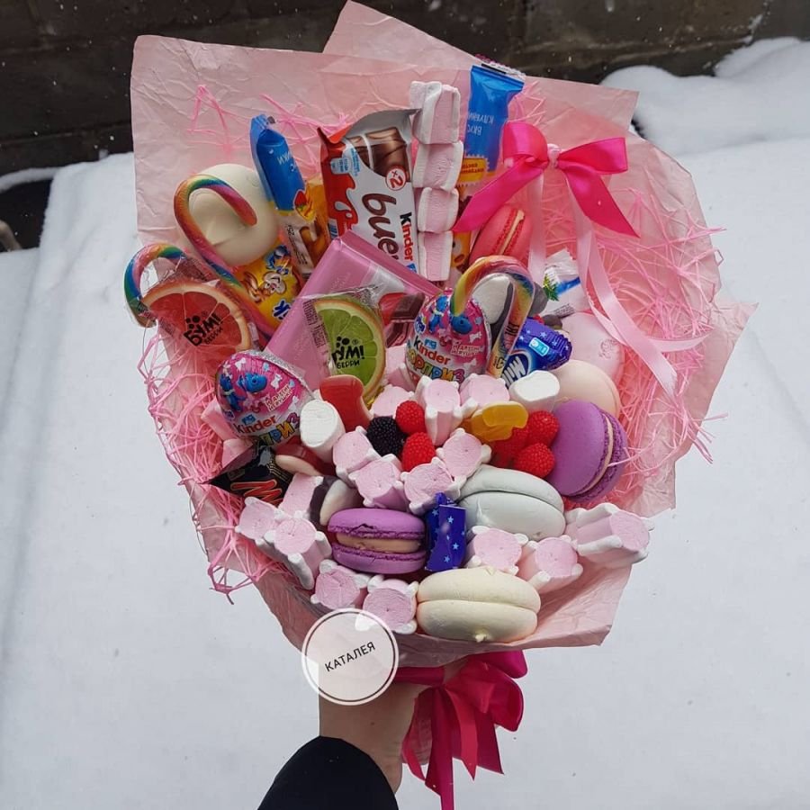 Букет из косметики и сладостей детский